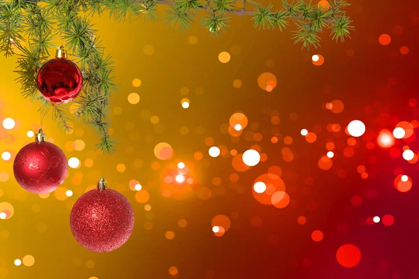 다채로운 bokeh backgr에 녹색 전나무 나무와 빨간색 크리스마스 볼 — 스톡 사진