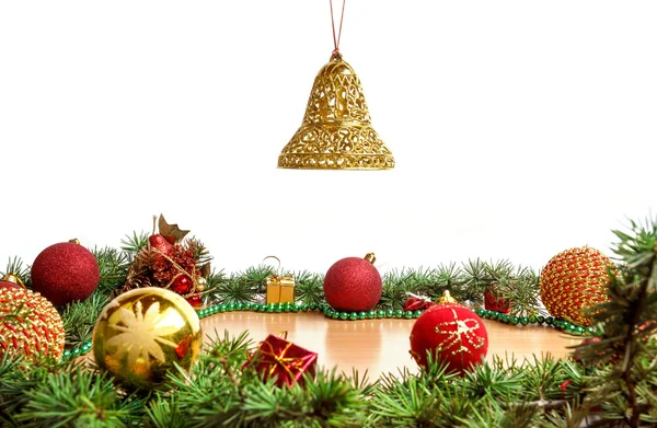 Wspaniałe świąteczne dekoracje z jodły drzewo, złoty bell w ai — Zdjęcie stockowe