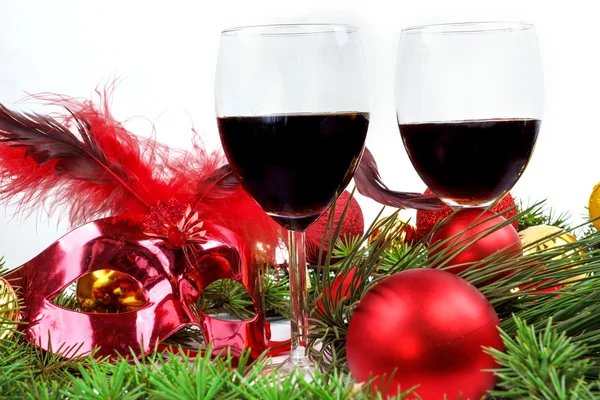 Fond de Noël avec des verres de vin et des ornements — Photo