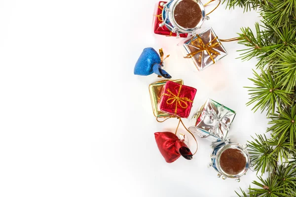 Decoración de Navidad con pino verde o abeto y muchos regalos — Foto de Stock