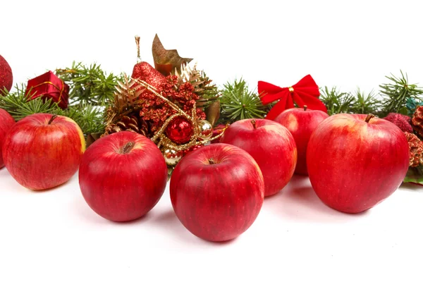 Decoración de Navidad con pino verde o abeto y muchos dispersos r — Foto de Stock