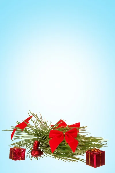 Dekoration mit grüner Kiefer oder Tanne und vielen Geschenken für Weihnachten — Stockfoto