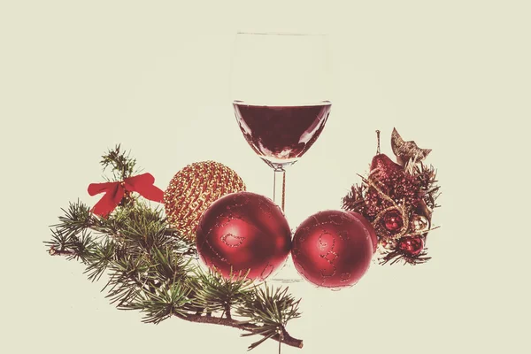 Zelené borovice a jedle a modrý sníh roud míč ozdoby pro vánoční — Stock fotografie