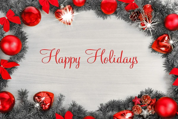 松と赤でクリスマスや新年の装飾飾りバル — ストック写真