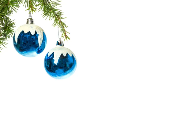 Decoratie met pijnbomen of Spar en sneeuw blauw ornamenten ballen — Stockfoto