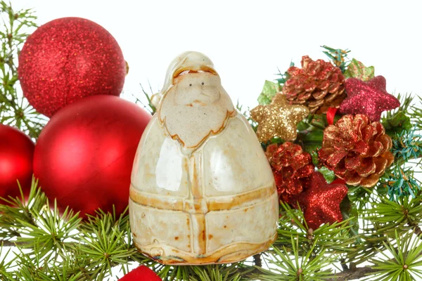 Dekorative rote Ornamente mit Kiefer oder Tanne für Weihnachten oder Neujahr — Stockfoto