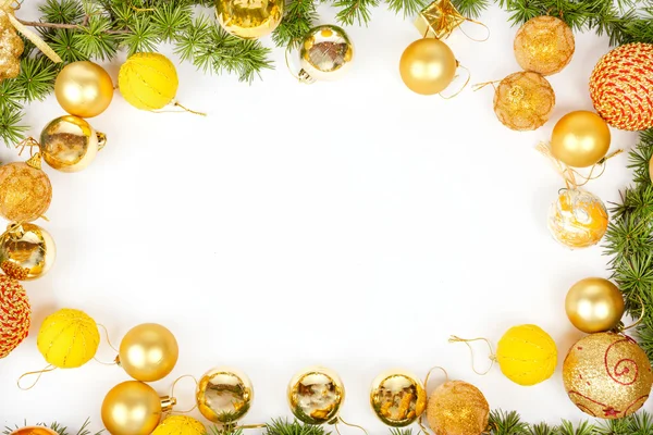 Újévi dekoráció, fenyő, fenyő, és sok sárga díszek b. — Stock Fotó