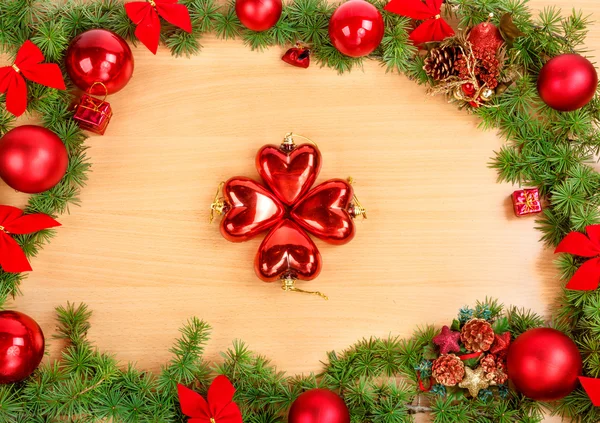 Decoración de Año Nuevo con bolas de pino o abeto y adornos rojos en — Foto de Stock