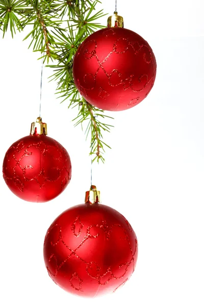 Новогоднее украшение с мячами из сосны или ели и красного орнамента — стоковое фото