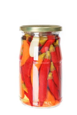 Turşu korunmuş kırmızı sıcak biber biber dilimleri, yakın çekim 