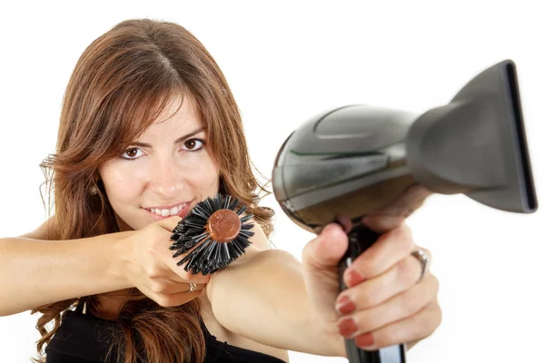 Cabeleireiro feminino lindo usando secador de cabelo e escova de cabelo — Fotografia de Stock