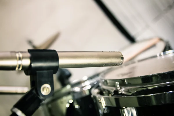 Retro professional microphone placed close to drums with sticks — Stock Photo, Image