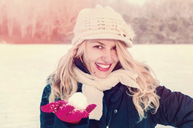 kar kar topu yandan snowballing için tutan kadın