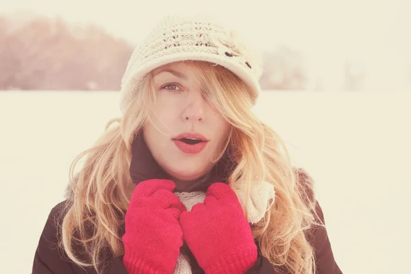 Mujer de invierno en la foto de nieve, mirando y sopla aliento a la cámara —  Fotos de Stock
