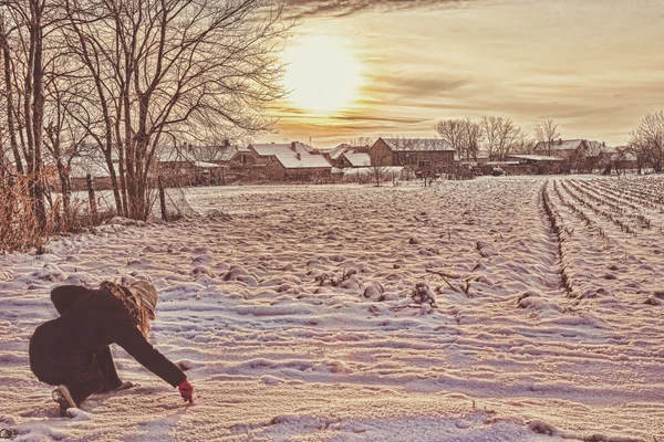 Mujer en invierno ropa en nieve dibujo con dedo amor —  Fotos de Stock