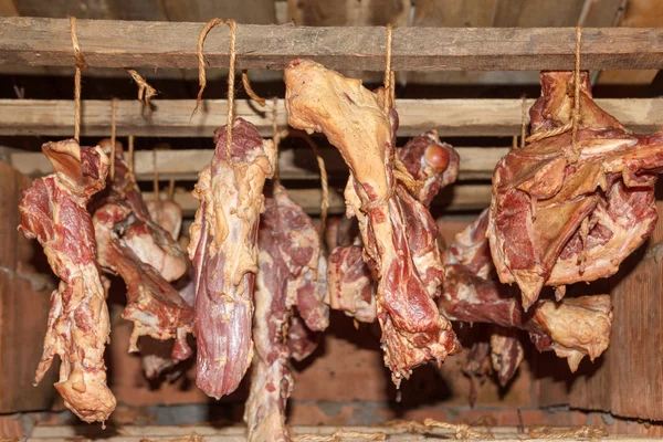 Jamón ahumado con tocino y huesos colgando Imagen De Stock