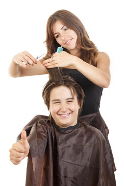 başparmak ile uzun saçlı çocuk kuaförde gülümseyen