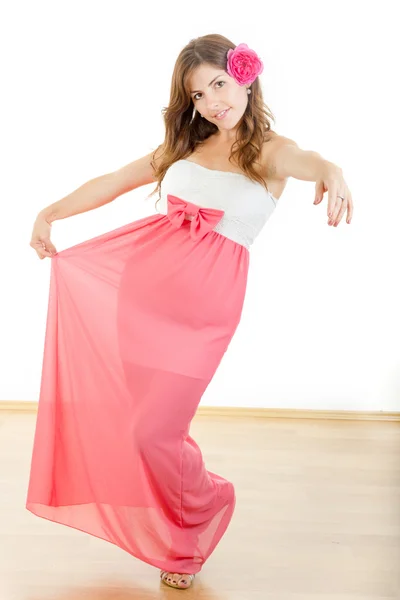 Retrato de comprimento total da menina em vestido elegante com rosa — Fotografia de Stock