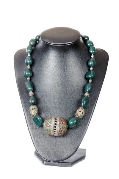 Vintage mode antika färgglada smycken halsband på svart manne — Stockfoto