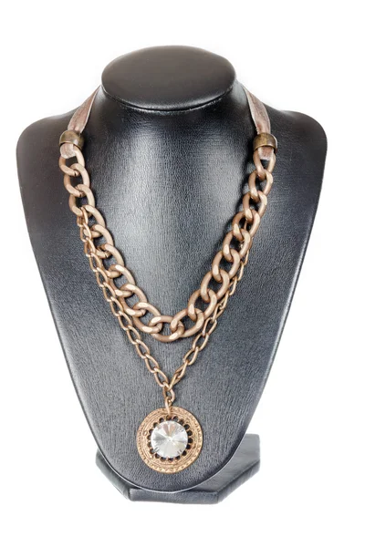 Vintage mode antika färgglada smycken halsband på svart manne — Stockfoto