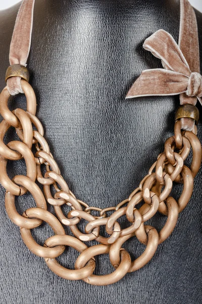 Vintage módní starožitný barevné šperky náhrdelník na černém manne — Stock fotografie