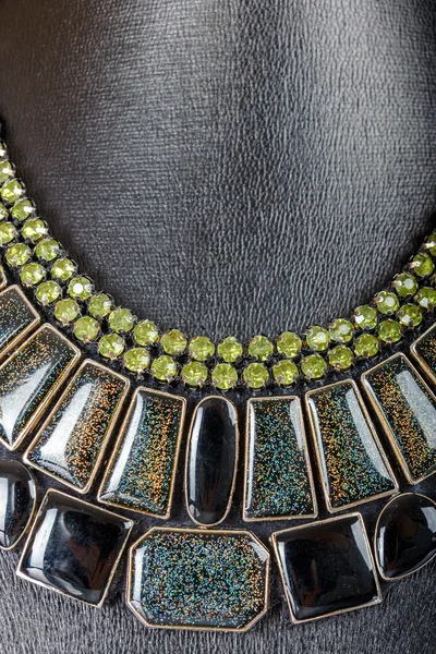 Moda vintage colar de jóias coloridas antigas em manne preto — Fotografia de Stock