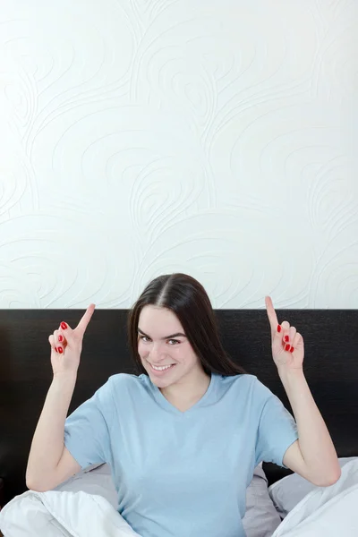 Woman showing place for text and advertising — Stock Photo, Image