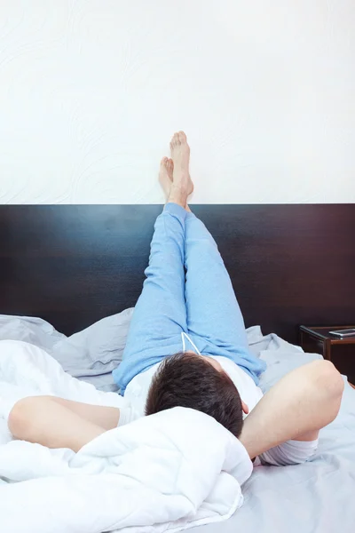 Ung man vilar, chillout eller sova i sovrummet — Stockfoto
