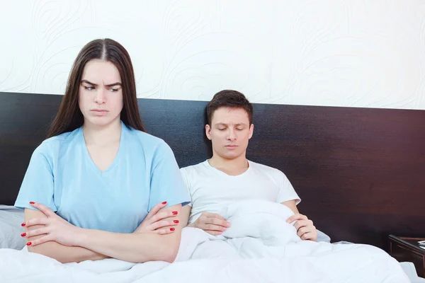 Donna è arrabbiato mentre l'uomo in background alle prese con l'impotenza — Foto Stock