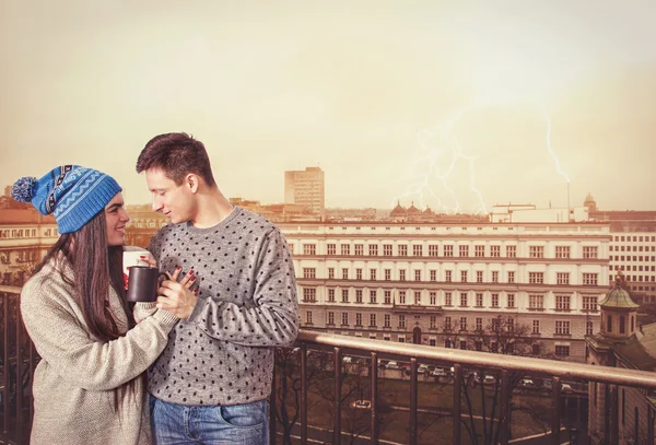 Γλυκιά ρομαντική ζευγάρι πίνοντας καφέ στέκεται στη βεράντα — Φωτογραφία Αρχείου