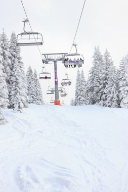 Ski lift dağ gökyüzü ve snowboard insanlarla