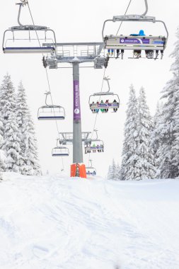 Ski lift dağ gökyüzü ve snowboard insanlarla