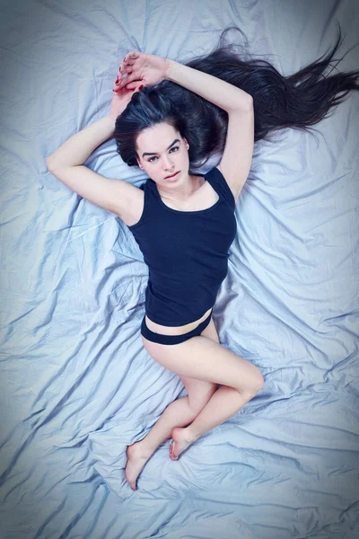 Sexy amante femenina atractiva en el dormitorio. Vista superior . —  Fotos de Stock