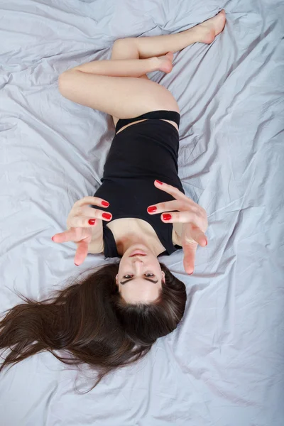 Sexy aantrekkelijke vrouwelijke liefhebber in slaapkamer. Bovenaanzicht. — Stockfoto
