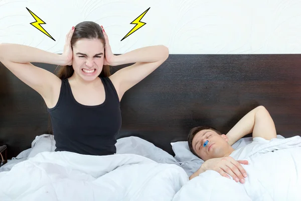 Person disturbed by snores trying to stop that with clothespin o — Stock Photo, Image