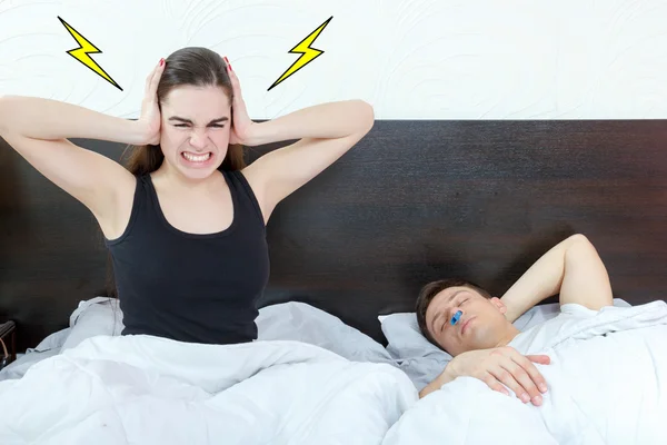 Kişi tarafından bu clothespin o ile durdurmaya çalışırken snores rahatsız