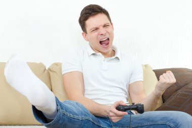 adam evde yatakta heyecan yüz ifadesi ile oturma odasında