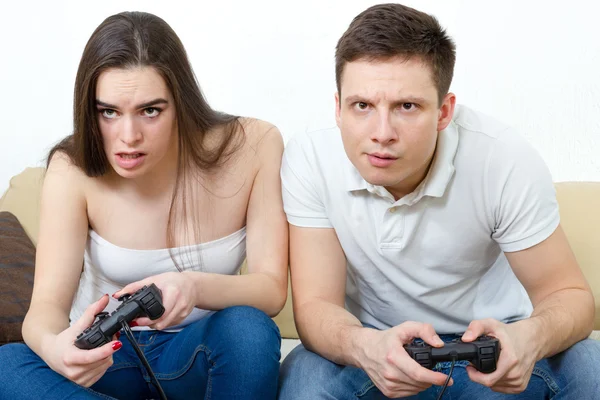 夫妇坐在客厅里，玩视频游戏控制台 o — 图库照片