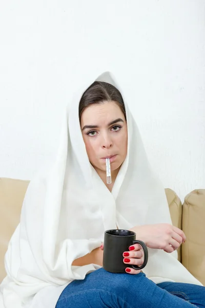 Mujer trastornada con termómetro en la boca enferma — Foto de Stock