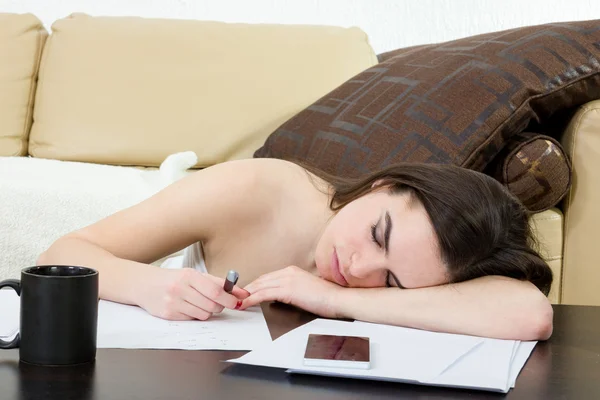 Estudiante cansada y durmiendo en su sala de estar sobre las notas . —  Fotos de Stock