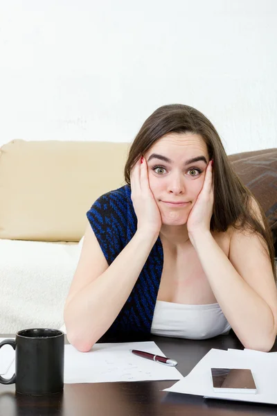 Mujer caucásica estresada aprendiendo de notas . — Foto de Stock