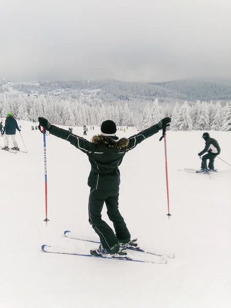 Kvinnliga skidåkare står på berg slutta — Stockfoto