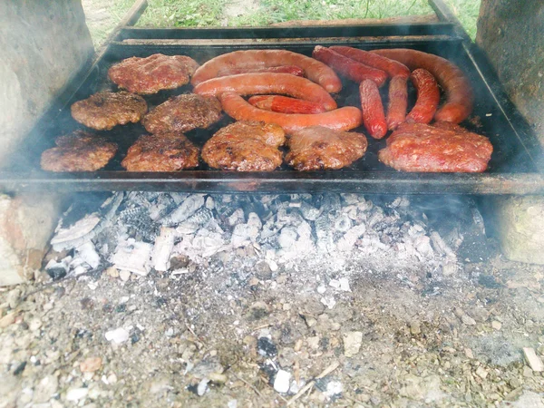 Reparacji partia ziemi wołowiny kotleciki frikadeller na grillu lub — Zdjęcie stockowe