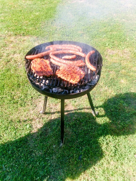 Reparação de um lote de pedaços de carne moída frikadeller na grelha ou — Fotografia de Stock