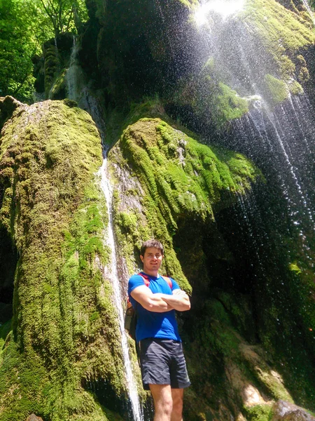 Homem em pé por bela cachoeira na Romênia . — Fotografia de Stock