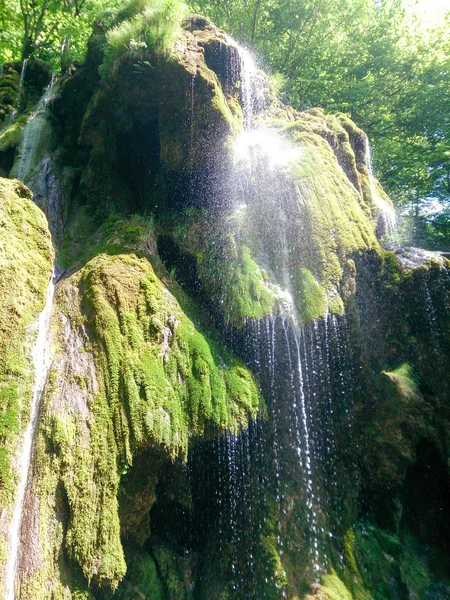 Zavřít z krásných a fantastické vodopád v horských — Stock fotografie