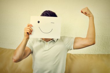 Çocuk winks ve yumruk yükseltir.