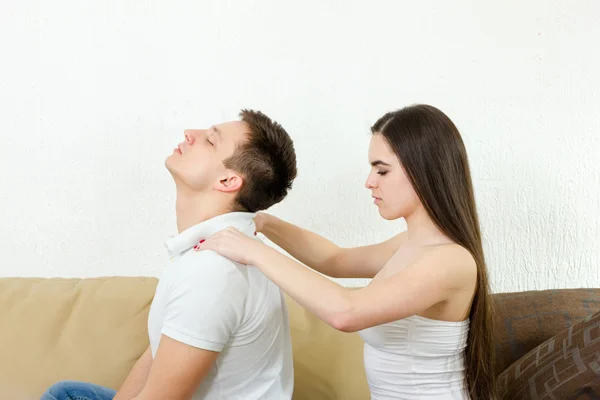 Junger erwachsener Mann erhält entspannende Massage — Stockfoto