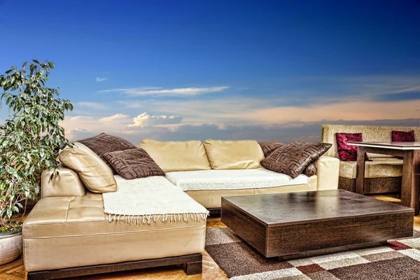 Tomma vardagsrum med kantiga eller hörn soffa och lågt bord — Stockfoto