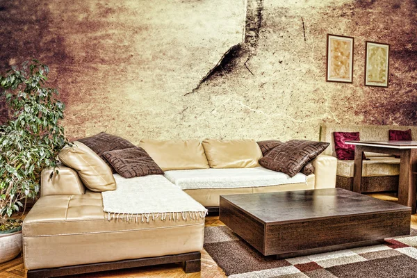 Sala de estar grunge o interior con diseño sucio con sofá de maíz —  Fotos de Stock